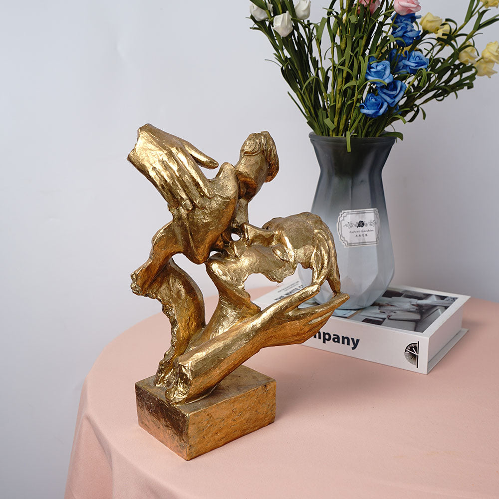 Creative Characters Kissing Artwork Sculptures